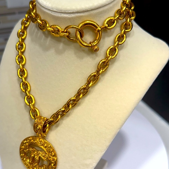 Vintage CHANEL Medallion CC 24K plated Chunky Long Necklace with COA with box - Picture 3 of 6